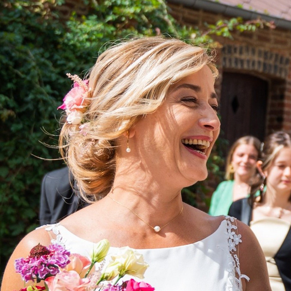 photo magnifique d'une mariée qui rigolent et qui est heureuse