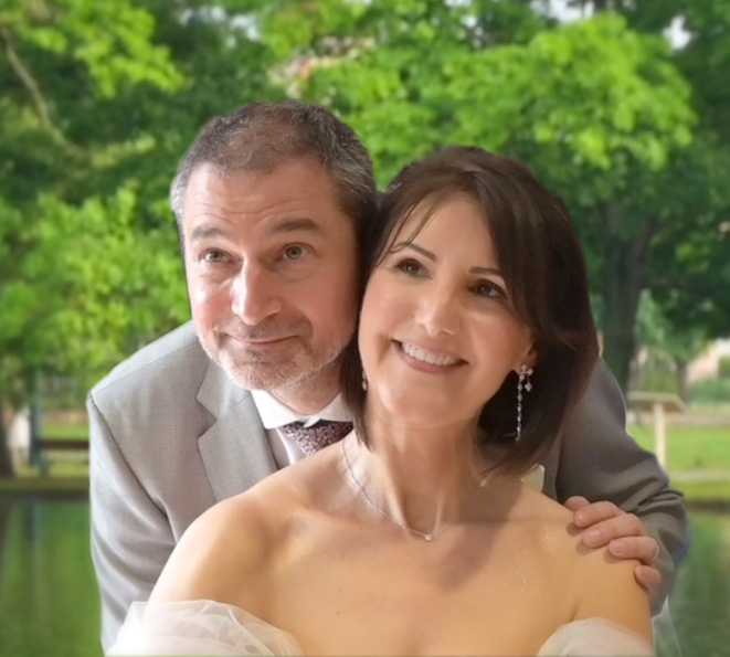 Photographie d'un couple en mariage qui s'enlacent