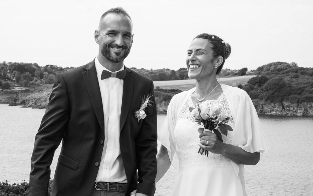 un couple de fiancé qui sont au bord de la mer photo de mariage près de Nantes