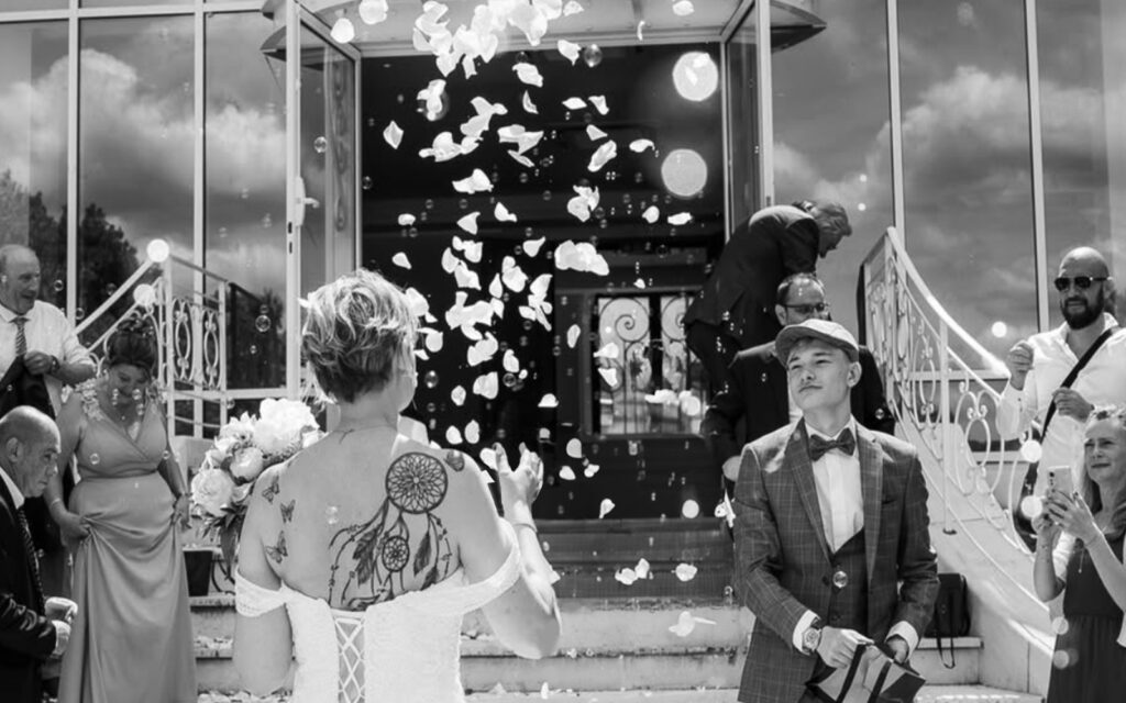 une mariée va à la mairie, il y a plein de pétale de rose et de bulle partout
