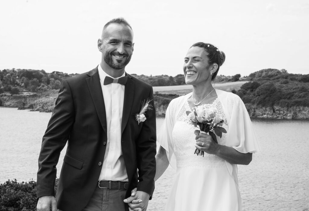 un couple de fiancé qui sont au bord de la mer photo de mariage près de Nantes