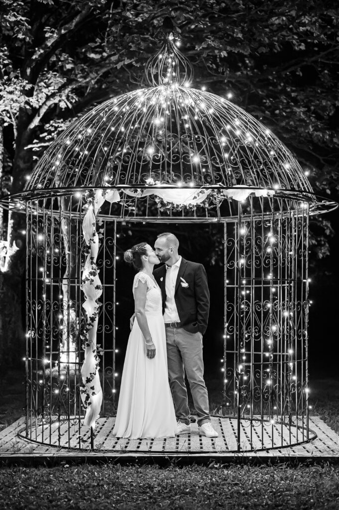 Photo de prestation de mariage. Un couple s'embrasse sous un drome romantique