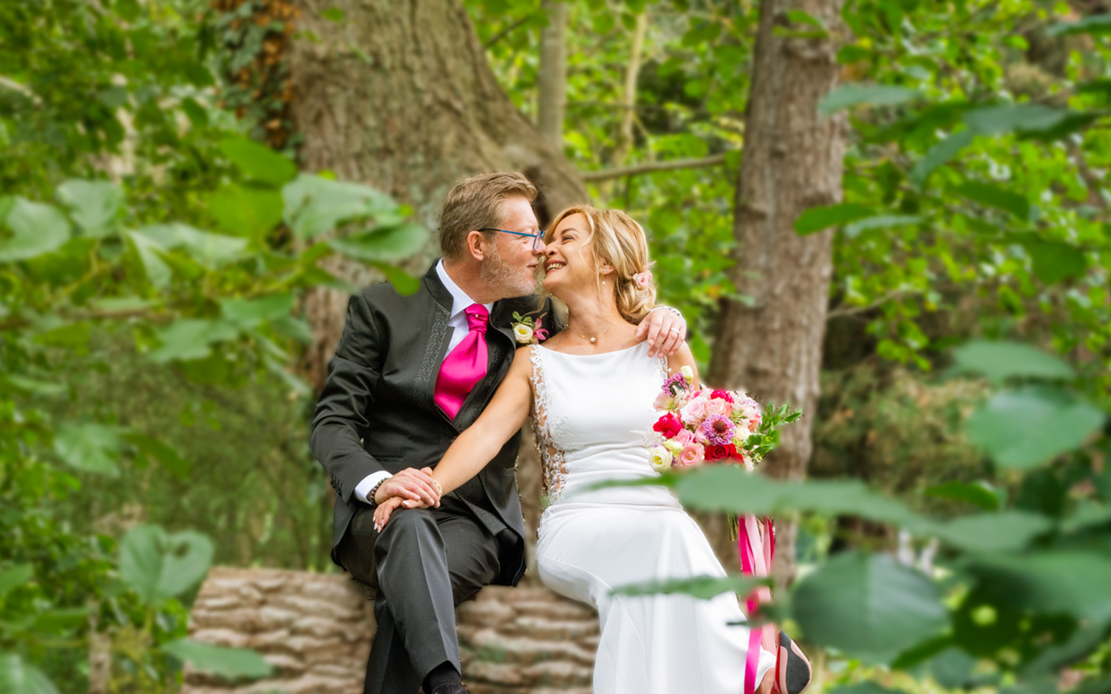 deux mariés qui s'embrassent dans une ambiance romantique printemps