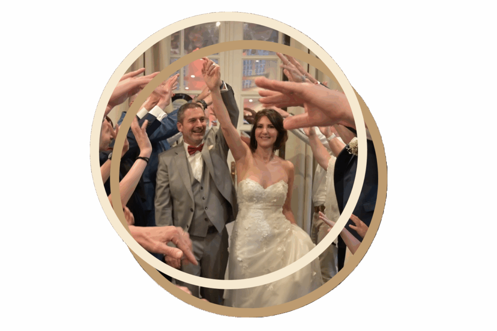 photo de mariés à l'entrée du bal