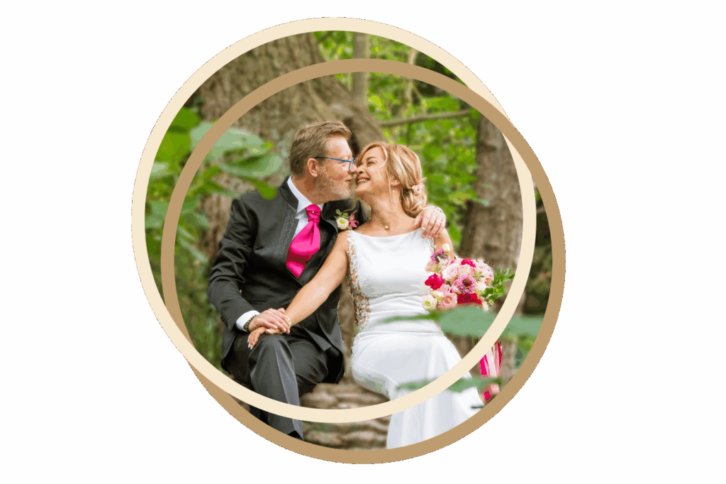 photo de deux mariées s'embrassent dans la nature